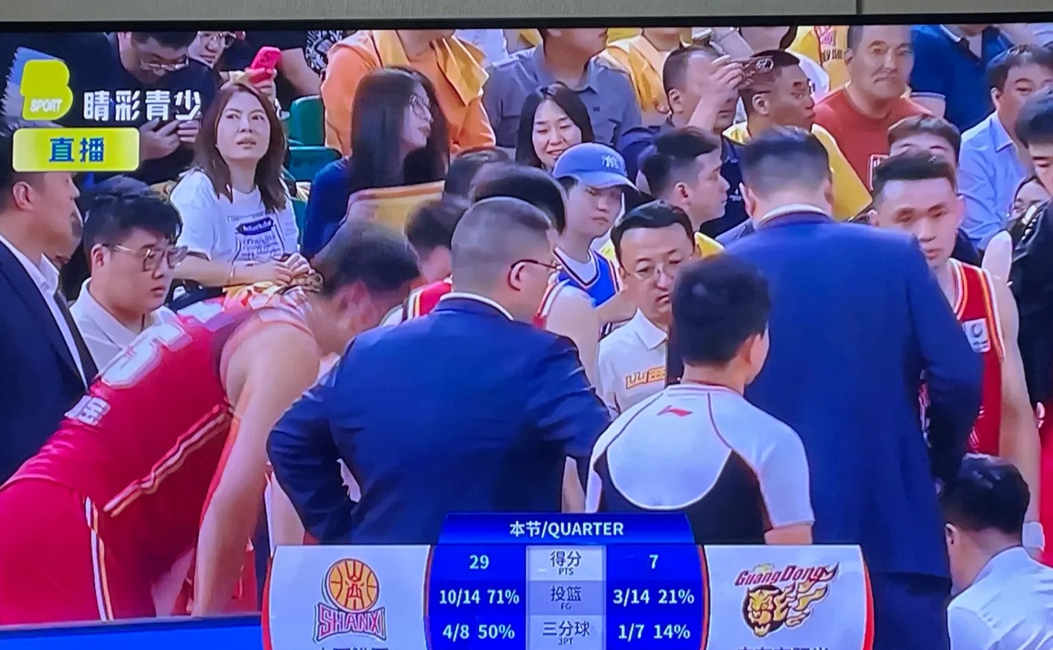 一番巅峰对决，国内球队惊险获胜晋级下一轮比赛的简单介绍